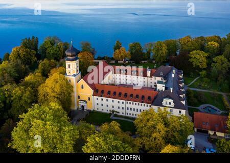 Deutschland, Bayern, Bernried am Starnberger See, Drohnenansicht der Abtei Bernried in der Sommerdämmerung Stockfoto