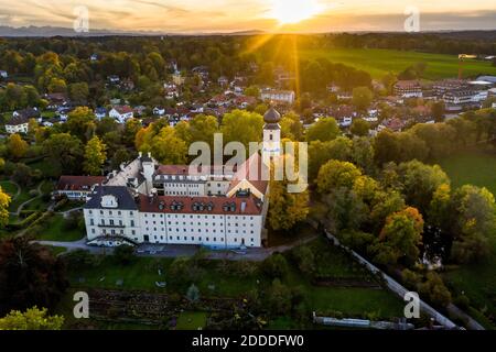 Deutschland, Bayern, Bernried am Starnberger See, Drohnenansicht der Abtei Bernried bei Sonnenuntergang im Sommer Stockfoto