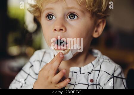 Porträt des kleinen Jungen mit Patch auf dem Kinn Stockfoto