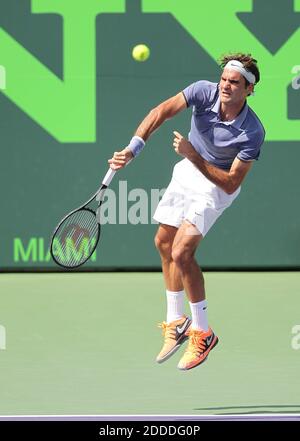 KEIN FILM, KEIN VIDEO, KEIN Fernsehen, KEINE DOKUMENTATION - der Schweizer Roger Federer gibt den Ball an den niederländischen Thiemo de Bakker während des Sony Open Tennisturniers in Key Biscayne FL, USA, am 23. März 2014 zurück. Foto von David Santiago/El Nuevo Herald/MCT/ABACAPRESS.COM Stockfoto