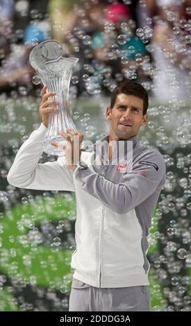 KEIN FILM, KEIN VIDEO, KEIN Fernsehen, KEIN DOKUMENTARFILM - Serbiens Novak Djokovic besiegt am 30. März 2014 den spanischen Rafael Nadal im Herrenfinale beim Sony Open Tennisturnier in Key Biscayne, FL, USA. Foto von Al Diaz/Miami Herald/MCT/ABACAPRESS.COM Stockfoto