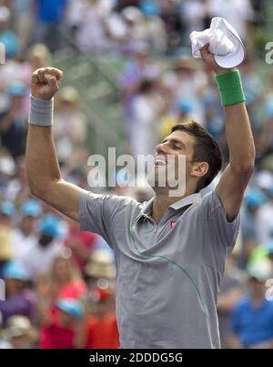 KEIN FILM, KEIN VIDEO, KEIN Fernsehen, KEIN DOKUMENTARFILM - Serbiens Novak Djokovic besiegt am 30. März 2014 den spanischen Rafael Nadal im Herrenfinale beim Sony Open Tennisturnier in Key Biscayne, FL, USA. Foto von Al Diaz/Miami Herald/MCT/ABACAPRESS.COM Stockfoto