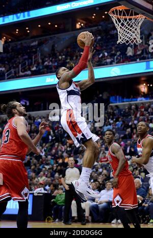 KEIN FILM, KEIN VIDEO, KEIN Fernsehen, KEIN DOKUMENTARFILM - Washington Wizards Guard Bradley Beal (3) legt eine Partitur am Chicago Bulls Center Joakim Noah (13) im vierten Viertel im Verizon Center in Washington, DC, USA, am Samstag, 5. April 2014. Die Bullen besiegten die Zauberer, 96-78. Foto von Chuck Myers/MCT/ABACAPRESS.COM Stockfoto