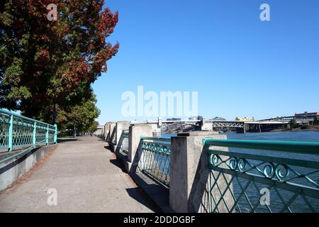 Portland, Oregon: Tom McCall Waterfront Park entlang des Willamette Flusses mit Morrison Bridge Stockfoto