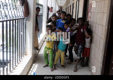 Jemenitische, intern vertriebene Kinder werden am 15. Juli 2018 in einer Schule für Vertriebene in Sana’a, Jemen, fotografiert. Jemen durchläuft einen Bürgerkrieg seit mehr als drei Jahren, wobei schätzungsweise 10,000 Menschen getötet werden, davon 2,200 Kinder, etwa drei Millionen Vertriebene und das Land an den Rand einer Hungersnot drängen. Foto von Mohammed Hamoud/ABACAPRESS.COM Stockfoto