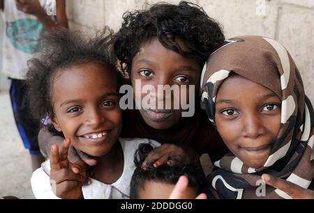 Jemenitische, intern vertriebene Mädchen werden am 15. Juli 2018 in einer Schule für Vertriebene in Sana’a, Jemen, fotografiert. Jemen durchläuft einen Bürgerkrieg seit mehr als drei Jahren, wobei schätzungsweise 10,000 Menschen getötet werden, davon 2,200 Kinder, etwa drei Millionen Vertriebene und das Land an den Rand einer Hungersnot drängen. Foto von Mohammed Hamoud/ABACAPRESS.COM Stockfoto
