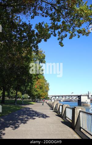 Portland, Oregon: Tom McCall Waterfront Park entlang des Willamette Flusses mit Morrison Bridge Stockfoto