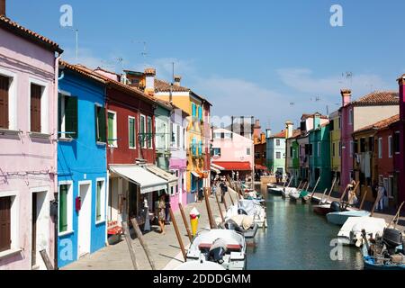 Italien, Venetien, Venedig, bunte Häuser entlang des Kanals auf der Insel Burano Stockfoto