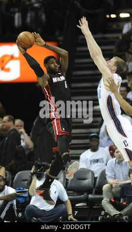KEIN FILM, KEIN VIDEO, KEIN TV, KEIN DOKUMENTARFILM - Miami Heat Forward LeBron James (6) geht gegen Charlotte Bobcats Center Cody Zeller (40) in der ersten Hälfte von Spiel 4 des NBA Eastern Conference Viertelfinals in der Time Warner Cable Arena in Charlotte, NC, USA am 28. April 2014. Foto von David T. Foster III/Charlotte Observer/MCT/ABACAPRESS.COM Stockfoto