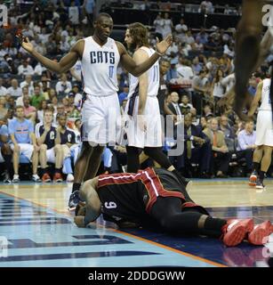 KEIN FILM, KEIN VIDEO, KEIN TV, KEIN DOKUMENTARFILM - Charlotte Bobcats Center Bismack Biyombo (0) Gesten als Miami Heat Forward LeBron James (6) liegt auf dem Boden in Schmerzen während Spiel 4 der NBA Eastern Conference Viertelfinale in Time Warner Cable Arena in Charlotte, NC, USA am 28. April, 2014. Foto von David T. Foster III/Charlotte Observer/MCT/ABACAPRESS.COM Stockfoto