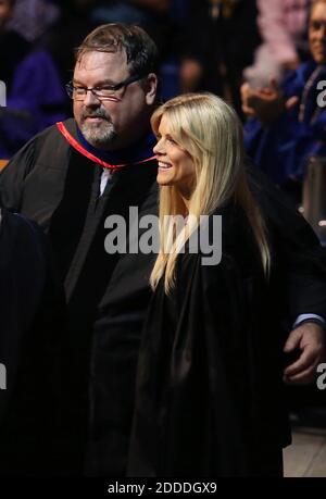 KEIN FILM, KEIN VIDEO, KEIN Fernsehen, KEIN DOKUMENTARFILM - Elin Nordegren tritt am 10. Mai 2014 bei den Festlichkeiten am Rollins College in Winter Park, FL, USA, auf das Podium. Nordegren, die ehemalige Frau des Golfers Tiger Woods, wurde zum "Outstanding Graduating Senior" für Rollins College ernannt. Foto von Stephen M. Dowell/Orlando Sentinel/MCT/ABACAPRESS.COM Stockfoto