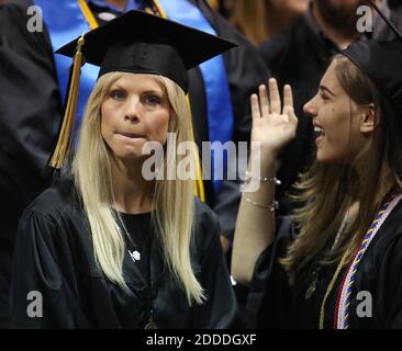 KEIN FILM, KEIN VIDEO, KEIN TV, KEIN DOKUMENTARFILM - Elin Nordegren, links, schaut während der Zeremonie am 10. Mai 2014 im Rollins College in Winter Park, FL, USA. Nordegren, die ehemalige Frau des Golfers Tiger Woods, wurde zum "Outstanding Graduating Senior" für Rollins College ernannt. Foto von Stephen M. Dowell/Orlando Sentinel/MCT/ABACAPRESS.COM Stockfoto