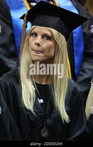 KEIN FILM, KEIN VIDEO, KEIN TV, KEIN DOKUMENTARFILM - Elin Nordegren leckt sich bei den Abschlussfeiern am 10. Mai 2014 am Rollins College in Winter Park, FL, USA, die Lippen. Nordegren, die ehemalige Frau des Golfers Tiger Woods, wurde zum "Outstanding Graduating Senior" für Rollins College ernannt. Foto von Stephen M. Dowell/Orlando Sentinel/MCT/ABACAPRESS.COM Stockfoto