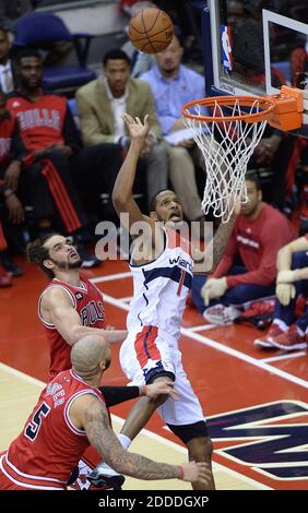 KEIN FILM, KEIN VIDEO, KEIN Fernsehen, KEIN DOKUMENTARFILM - Washington Wizards Forward Trevor Ariza (1) dreht über das Zentrum Joakim Noah (13) und Chicago Bulls Forward Carlos Boozer (5) während der zweiten Hälfte ihres ersten Runde Playoff-Spiels gespielt im Verizon Center in Washington, DC, USA am 27. April, 2014. Foto von Chuck Myers/MCT/ABACAPRESS.COM Stockfoto