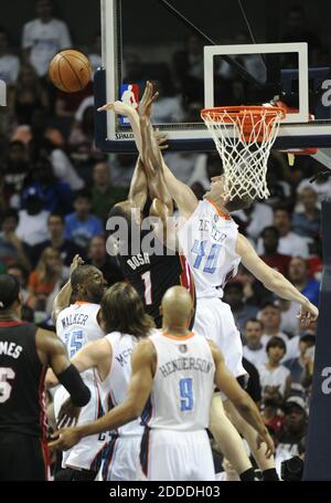 KEIN FILM, KEIN VIDEO, KEIN TV, KEINE DOKUMENTATION - Charlotte Bobcats Center Cody Zeller (40) blockiert eine Aufnahme von Miami Heat Center Chris Bosh (1) in der ersten Hälfte von Spiel 4 des NBA Eastern Conference Viertelfinals in der Time Warner Cable Arena in Charlotte, NC, USA am 28. April, 2014. Foto von David T. Foster III/Charlotte Observer/MCT/ABACAPRESS.COM Stockfoto