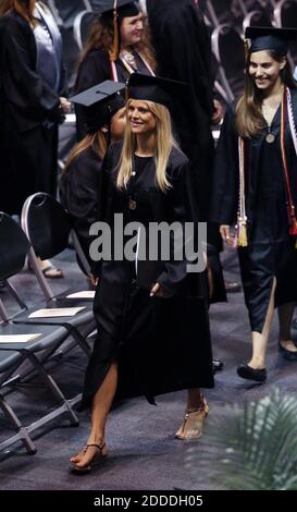 KEIN FILM, KEIN VIDEO, KEIN TV, KEIN DOKUMENTARFILM - Elin Nordegren geht zu ihrem Sitz während der Festlichkeiten am Rollins College in Winter Park, FL, USA am 10. Mai 2014. Nordegren, die ehemalige Frau des Golfers Tiger Woods, wurde zum "Outstanding Graduating Senior" für Rollins College ernannt. Foto von Stephen M. Dowell/Orlando Sentinel/MCT/ABACAPRESS.COM Stockfoto