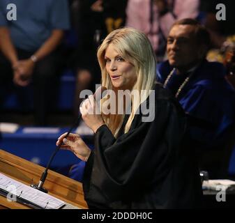 KEIN FILM, KEIN VIDEO, KEIN Fernsehen, KEIN DOKUMENTARFILM - Elin Nordegren spricht während der Festlichkeiten am 10. Mai 2014 im Rollins College in Winter Park, FL, USA. Nordegren, die ehemalige Frau des Golfers Tiger Woods, wurde zum "Outstanding Graduating Senior" für Rollins College ernannt. Foto von Stephen M. Dowell/Orlando Sentinel/MCT/ABACAPRESS.COM Stockfoto