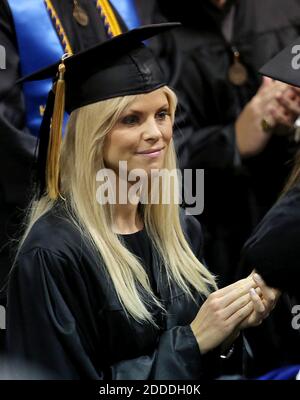 KEIN FILM, KEIN VIDEO, KEIN Fernsehen, KEINE DOKUMENTATION - Elin Nordegren klatscht während der Festlichkeiten am 10. Mai 2014 im Rollins College in Winter Park, FL, USA. Nordegren, die ehemalige Frau des Golfers Tiger Woods, wurde zum "Outstanding Graduating Senior" für Rollins College ernannt. Foto von Stephen M. Dowell/Orlando Sentinel/MCT/ABACAPRESS.COM Stockfoto