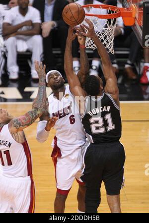 KEIN FILM, KEIN VIDEO, KEIN TV, KEINE DOKUMENTATION - San Antonio Spurs Forward Tim Duncan (21) geht in den Korb gegen Miami Heat Forward LeBron James (6) und Teamkollege Forward Chris Andersen während Spiel 3 der NBA Finals in AmericanAirlines Arena in Miami, FL, USA am 10. Juni 2014. Foto von David Santiago/El Nuevo Herald/MCT/ABACAPRESS.COM Stockfoto
