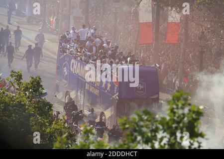 Die Parade der französischen Fußballmannschaft nach der FIFA-Weltmeisterschaft 2018 auf den Champs-Elysées in Paris, Frankreich am 16. Juli 2018. Foto von Jerome Domine/ABACAPRESS.COM Stockfoto