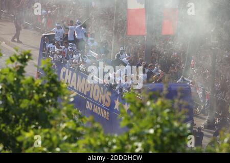 Die Parade der französischen Fußballmannschaft nach der FIFA-Weltmeisterschaft 2018 auf den Champs-Elysées in Paris, Frankreich am 16. Juli 2018. Foto von Jerome Domine/ABACAPRESS.COM Stockfoto