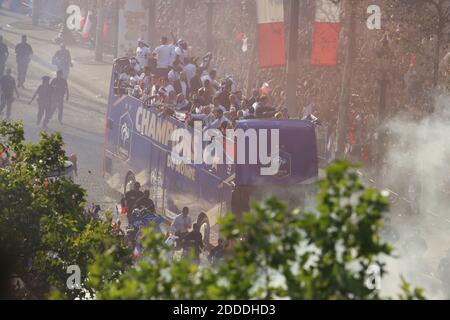 Die Parade der französischen Fußballmannschaft nach der FIFA-Weltmeisterschaft 2018 auf den Champs-Elysées in Paris, Frankreich am 16. Juli 2018. Foto von Jerome Domine/ABACAPRESS.COM Stockfoto