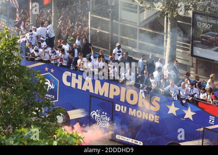 Die Parade der französischen Fußballmannschaft nach der FIFA-Weltmeisterschaft 2018 auf den Champs-Elysées in Paris, Frankreich am 16. Juli 2018. Foto von Jerome Domine/ABACAPRESS.COM Stockfoto