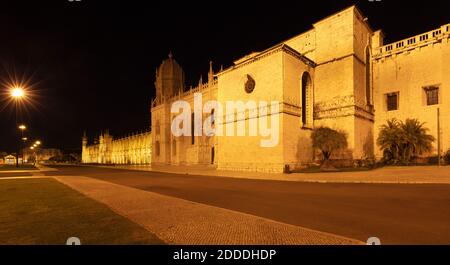 Portugal, Lissabon-Viertel, Lissabon, leere Straße vor dem Jeronimos-Kloster bei Nacht Stockfoto