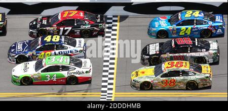 KEIN FILM, KEIN VIDEO, KEIN TV, KEINE DOKUMENTATION - Fahren mit fast 200 mph, Fahrer stapeln sich drei tief bei der wetterverkürzten Coke Zero 400 NASCAR Sprint Cup-Rennen, auf Daytona International Speedway, Sonntag, 6. Juli 2014. Erste Reihe: Ricky Stenhouse, Jr. (17), Jimmie Johnson (48), David Ragan (34); hintere Reihe: Jeff Gordon (24), Dale Earnhardt, Jr., (88) und David Gilliland (38). (Joe Burbank/Orlando Sentinel/MCT) Stockfoto