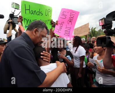 KEIN FILM, KEIN VIDEO, KEIN Fernsehen, KEINE DOKUMENTATION - Bürgerrechtsführer Rev. Jesse Jackson umarmt Jakailin Johnson, 11, als er eine Gruppe von Demonstranten am Freitag, 15. August 2014 begrüßt, die sich versammelten, um im Gefolge der Michael Brown-Dreharbeiten in Ferguson, Mo., zu demonstrieren.Foto von Laurie Skrivan/St. Louis Post-Dispatch/MCT/ABACAPRESS.COM Stockfoto