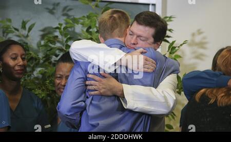 KEIN FILM, KEIN VIDEO, KEIN Fernsehen, KEINE DOKUMENTATION - Dr. Kent Brantly umarmt Mitglieder des medizinischen Teams am Emory University Hospital in Atlanta, GA, USA, nach seiner Entlassung aus der Einrichtung am Donnerstag, 21. August 2014, nachdem er erfolgreich gegen Ebola behandelt wurde. Die amerikanische Missionarin Nancy Writebol wurde ebenfalls behandelt und am Dienstag entlassen. Foto von John Spink/Atlanta Journal-Constitution/MCT/ABACAPRESS.COM Stockfoto