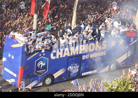 Die Parade der französischen Fußballmannschaft nach der FIFA-Weltmeisterschaft 2018 auf den Champs-Elysées in Paris, Frankreich am 16. Juli 2018. Foto von Jerome Domine/ABACAPRESS.COM Stockfoto