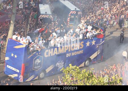 Die Parade der französischen Fußballmannschaft nach der FIFA-Weltmeisterschaft 2018 auf den Champs-Elysées in Paris, Frankreich am 16. Juli 2018. Foto von Jerome Domine/ABACAPRESS.COM Stockfoto