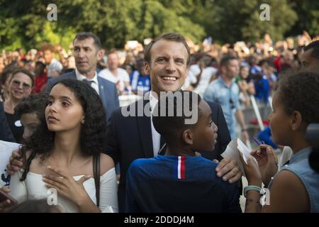 Der französische Präsident Emmanuel Macron begrüßt die Spieler der französischen Fußballnationalmannschaft, nachdem sie am 16. Juli 2018 im Elysee-Präsidentenpalast in Paris das Finale der Fußballweltmeisterschaft 2018 gewonnen haben. Foto von ELIOT BLONDT/ABACAPRESS.COM Stockfoto