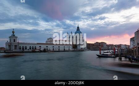 Italien, Venetien, Venedig, Wolken über Kanal vor Santa Maria della Salute in der Abenddämmerung Stockfoto