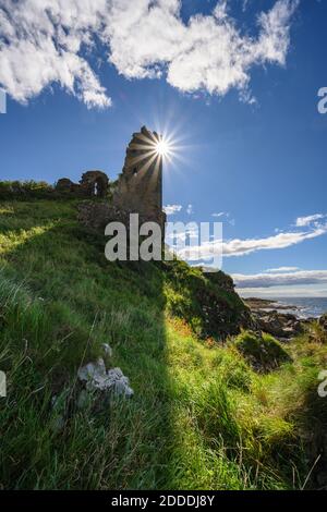 Großbritannien, Schottland, Sonne scheint über den Ruinen von Dunure Castle Stockfoto