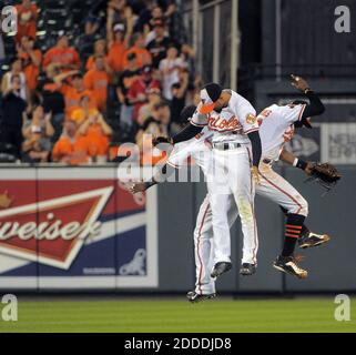 KEIN FILM, KEIN VIDEO, KEIN TV, KEINE DOKUMENTATION - die Baltimore Orioles-Outfielder Steve Lombardozzi (12), Nick Markakis (21) und Adam Jones feiern, nachdem das Team das Finale in einem 9-7-Sieg gegen die Cincinnati Reds im Oriole Park in Camden Yards in Baltimore, MD, USA, am 4. September aufgezeichnet hat. 2014. Die Orioles gewannen 9:7. Foto von Karl Merton Ferron/Baltimore Sun/MCT/ABACAPRESS.COM Stockfoto