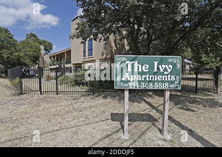 KEIN FILM, KEIN VIDEO, KEIN Fernsehen, KEIN DOKUMENTARFILM - EIN Bewohner der Ivy Apartments in Dallas, Texas, USA, spricht mit den Nachrichtenmedien, die am Mittwoch, 1. Oktober 2014, am Zaun des Komplexes versammelt waren. Ein Mann, der mit dem Ebola-Virus diagnostiziert wurde, blieb dort. Foto von Paul Moseley/Fort Worth Star-Telegram/MCT/ABACAPRESS.COM Stockfoto