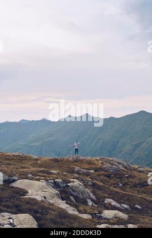 Junge Frau bewundert die Aussicht, während sie auf dem Berg um Ibones steht Von Anayet Stockfoto