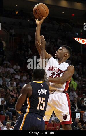 KEIN FILM, KEIN VIDEO, KEIN Fernsehen, KEIN DOKUMENTARFILM - Norris Cole von Miami Heat dreht am 12. November 2014 in der AmericanAirlines Arena in Miami, FL, USA, über den Indiana Pacers' Donald Sloan (15). Die Pacers gewann, 81-75. Foto von Pedro Portal/El Nuevo Herald/MCT/ABACAPRESS.COM Stockfoto