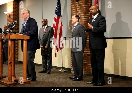 KEIN FILM, KEIN VIDEO, KEIN FERNSEHEN, KEIN DOKUMENTARFILM - MISSOURI GOV. Jay Nixon, St. Louis County Executive Charlie Dooley, St. Louis Bürgermeister Francis Slay und Public Safety Director Dan Isom rufen zum Frieden in Erwartung der Ankündigung der Grand Jury Entscheidung im Fall Darren Wilson am Montag, 24. November 2014, an der Universität von Missouri-St. Louis. Foto von Huy Mach/St. Louis Post-Dispatch/TNS/ABACAPRESS.COM Stockfoto