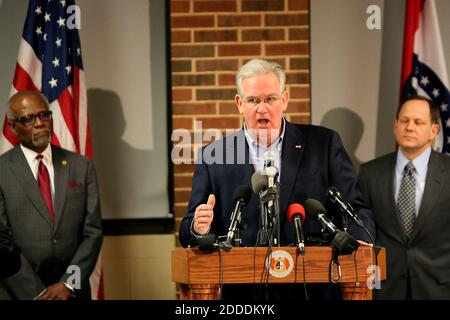 KEIN FILM, KEIN VIDEO, KEIN FERNSEHEN, KEIN DOKUMENTARFILM - MISSOURI GOV. Jay Nixon, Mitte, St. Louis County Executive Charlie Dooley, links, und St. Louis Bürgermeister Francis töten Aufruf für den Frieden in Erwartung der Ankündigung der Grand Jury Entscheidung im Fall Darren Wilson am Montag, 24. November 2014, an der Universität von Missouri-St. Louis. Foto von Huy Mach/St. Louis Post-Dispatch/TNS/ABACAPRESS.COM Stockfoto