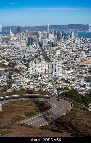 Ein Blick auf San Francisco von seiner höchsten Erhebung, wie ein Skateboarder Kopf hinunter in die Stadt Stockfoto