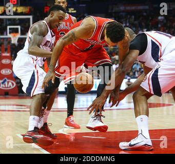 KEIN FILM, KEIN VIDEO, KEIN TV, KEIN DOKUMENTARFILM - der Wächter der Chicago Bulls Derrick Rose verliert am 15. Dezember 2014 in der Philips Arena in Atlanta, GA, USA, den Ball auf ein Doppelteam von Jeff Teague, Left von Atlanta Hawks, und Al Horford. Foto: Curtis Compton/Atlanta Journal-Constitution/TNS/ABACAPRESS.COM Stockfoto