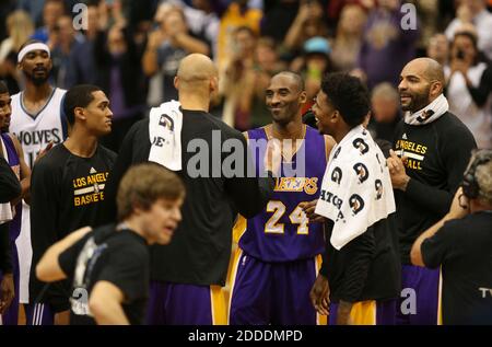 KEIN FILM, KEIN VIDEO, KEIN TV, KEIN DOKUMENTARFILM - Kobe Bryant wird von Teamkollegen gratuliert, nachdem sein Freiwurf im zweiten Viertel ihn am 14. Dezember 2014 an Michael Jordan auf der Liste der Allzeitscorers im Target Center in Minneapolis, MN, USA vorbeizog. Foto von Jeff Wheeler/Minneapolis Star Tribune/TNS/ABACAPRESS.COM Stockfoto