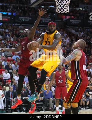 KEIN FILM, KEIN VIDEO, KEIN TV, KEINE DOKUMENTATION - Cleveland Cavaliers Vorwärts LeBron James schaut gegen Miami Heat Forward Luol Deng (9) und Teamkollege Vorwärts Chris Andersen (11) während des zweiten Quartals eines NBA-Basketballspiels am 25. Dezember 2014 in der AmericanAirlines Arena in Miami, FL, passieren, USA. Die Hitze gewann 101-91. Foto von David Santiago/El Nuevo Herald/TNS/ABACAPRESS.COM Stockfoto