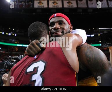 KEIN FILM, KEIN VIDEO, KEIN TV, KEINE DOKUMENTATION - Miami Heat Guard Dwyane Wade (3) umarmt ehemaligen Teamkollegen Cleveland Cavaliers Vorwärts LeBron James nach einem NBA-Basketballspiel in der AmericanAirlines Arena am 25. Dezember 2014 in Miami, FL, USA. Es war LeBron James das erste Spiel zurück in Miami nach dem Verlassen der Hitze zurück zu gehen, um mit den Cavaliers spielen. Die Hitze besiegte die Cavaliers 101-91. Foto von David Santiago/El Nuevo Herald/TNS/ABACAPRESS.COM Stockfoto