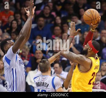 KEIN FILM, KEIN VIDEO, KEIN Fernsehen, KEIN DOKUMENTARFILM - LeBron James (23) der Cleveland Cavaliers dreht am Freitag, den 26. Dezember 2014, gegen Evan Fournier und Dewayne Dedmon von Orlando Magic im Amway Center in Orlando, FL, USA. Foto von Stephen M. Dowell/Orlando Sentinel/TNS/ABACAPRESS.COM Stockfoto