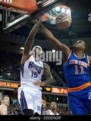 KEIN FILM, KEIN VIDEO, KEIN Fernsehen, KEIN DOKUMENTARFILM - The Sacramento Kings' DeMarcus Cousins (15) dunkert am Samstag, den 27. Dezember 2014, im ersten Viertel der Sleep Train Arena in Sacramento, CA, USA, gegen den New York Knicks' Samuel Dalembert (11). Foto von Hector Amezcua/Sacramento Bee/TNS/ABACAPRESS.COM Stockfoto