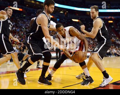 KEIN FILM, KEIN VIDEO, KEIN Fernsehen, KEIN DOKUMENTARFILM - Hassan Whiteside von Miami Heat kämpft in der ersten Hälfte der AmericanAirlines Arena in Miami, FL, USA, um einen lockeren Ball gegen Brook Lopez, Left und Bojan Bogdanovic 2015. Foto von Jim Rassol/Sun Sentinel/TNS/ABACAPRESS.COM Stockfoto